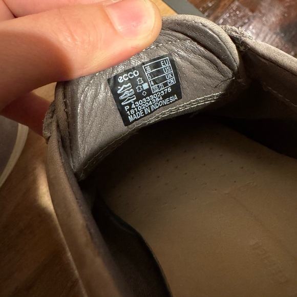 Like New Ecco Soft 7 Zip Leather Sneaker Women's Warm Grey - US Size 5 / EU 36 - Picture 7 of 10